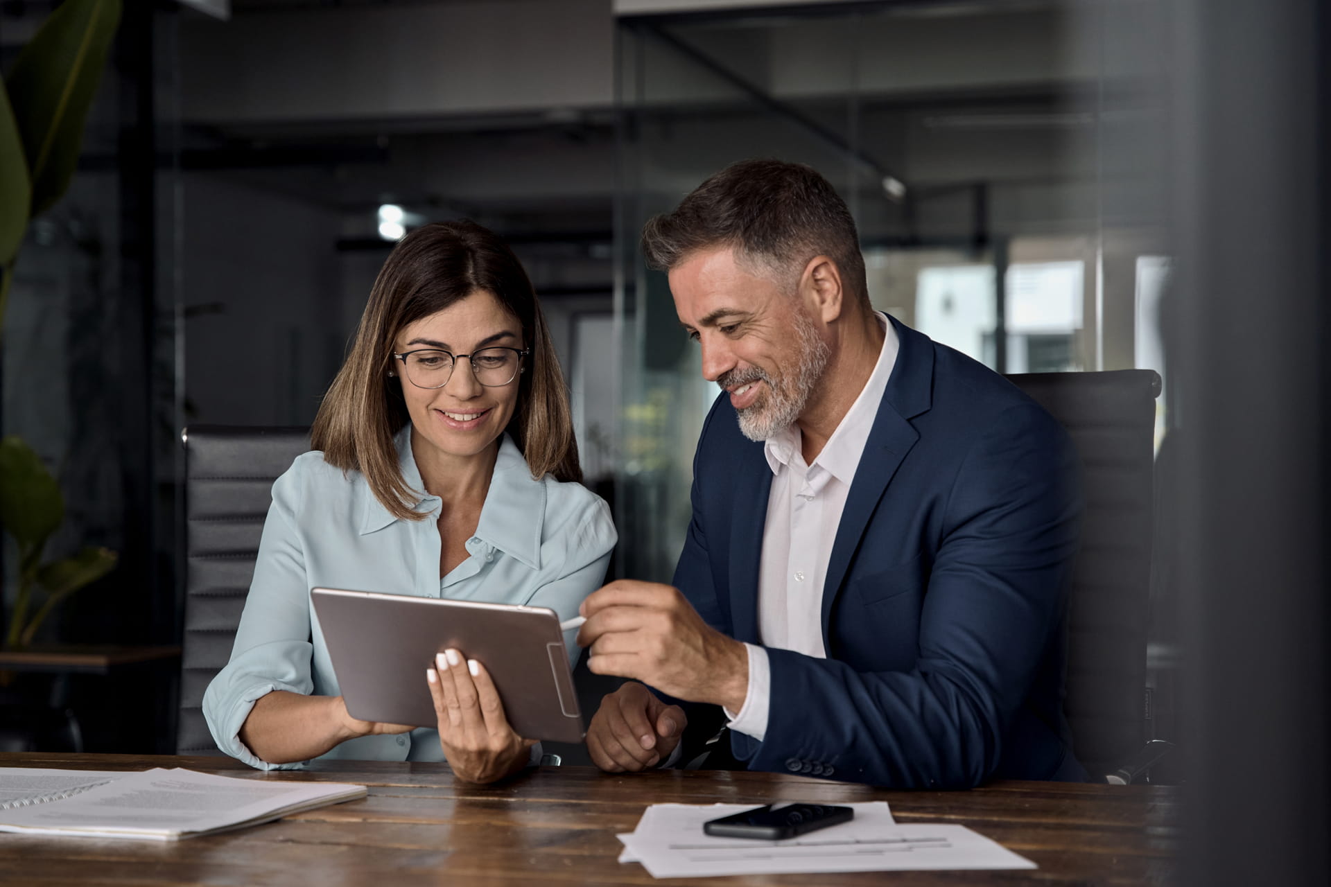 Equipo legal en reunión